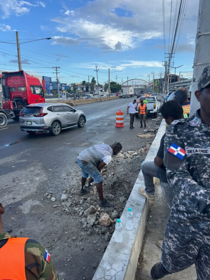 OPRET elimina escalones construidos irregularmente en el muro de la Autopista Duarte