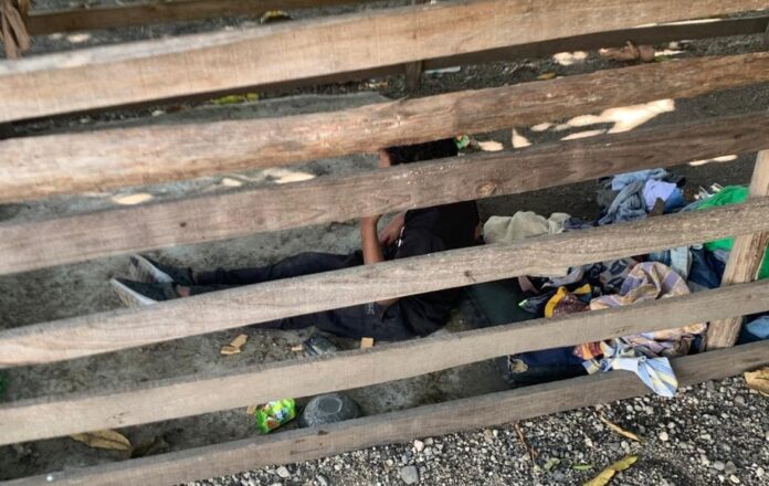 Ni Conadis, ni Conani lo ayuda; padre deja encerrado a su hijo en un corral para ir a conchar