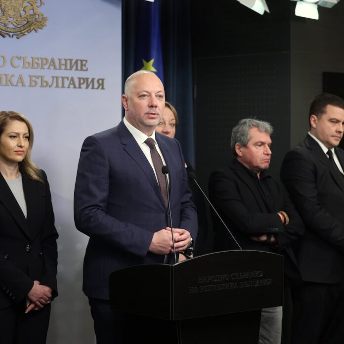 Primer ministro de Bulgaria presenta su renuncia tras semanas de protestas y antes de la entrada del país a la Zona Euro