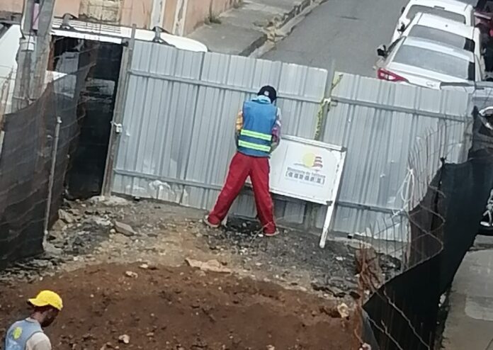 Residentes de la calle Hostos denuncian retrasos y daños durante trabajos de remodelación