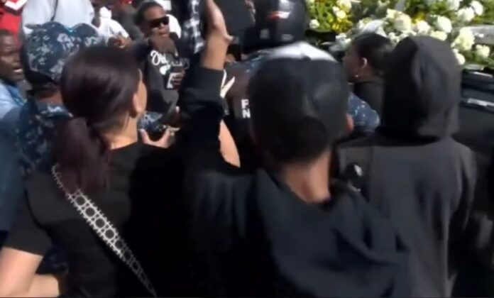 Incidente entre dolientes y policías se registra durante sepelio de joven en Villa Consuelo