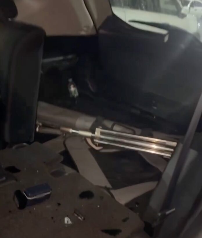 Le rompen vidrios de su carro y le llevan sus equipos de trabajo