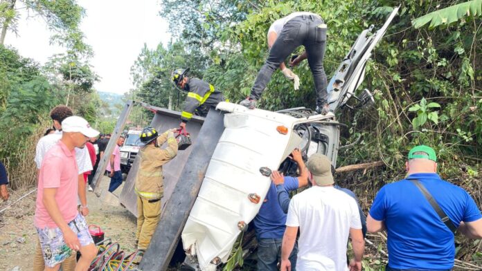 Rescatan con vida a conductor atrapado tras accidente de camión en Estancita, Jarabacoa
