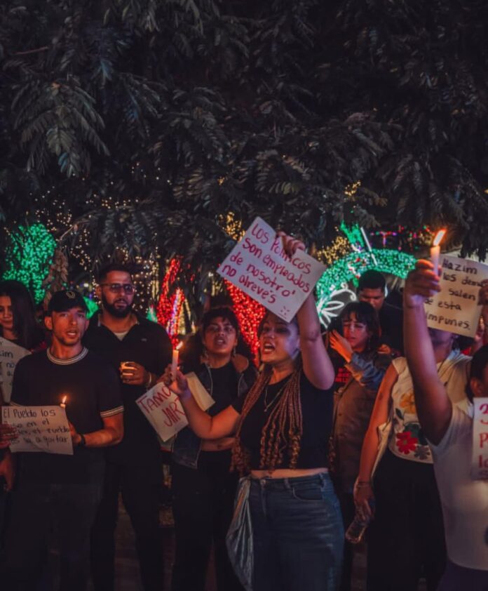 Realizan vigilia y encendido de velas en el Monumento de Santiago contra la corrupción