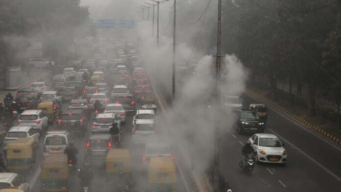 Un cóctel de niebla y esmog tóxico reduce al mínimo la visibilidad en Nueva Delhi