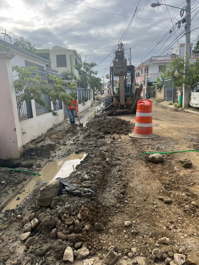 «Rompieron todas las tuberías»: Denuncian que camiones de INAPA destruyen calles y cortan el agua en Las Cayenas, Santiago.