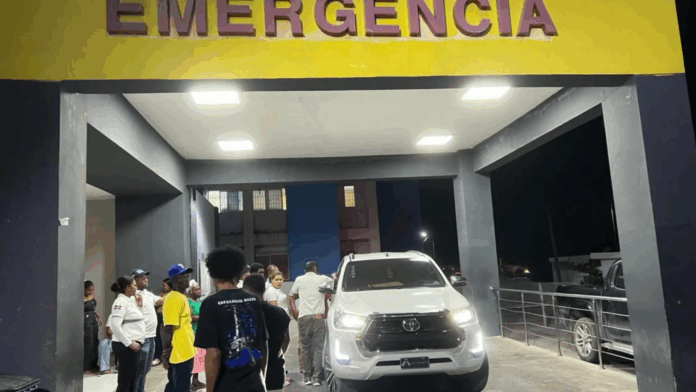 Cinco niños heridos tras volcarse camioneta con 13 menores en Barahona