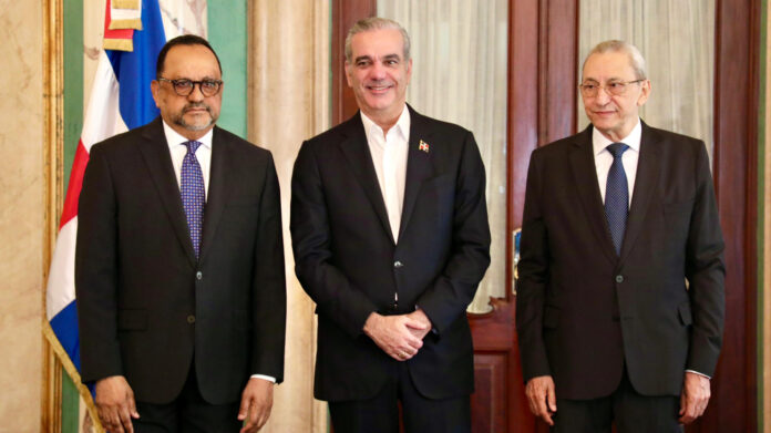 Abinader juramenta a Antoliano Peralta como ministro de Justicia y a Subero Isa como consultor jurídico