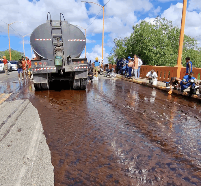 Camión cisterna cargado de melaza colapsa en el puente Higuamo, en San Pedro de Macorís