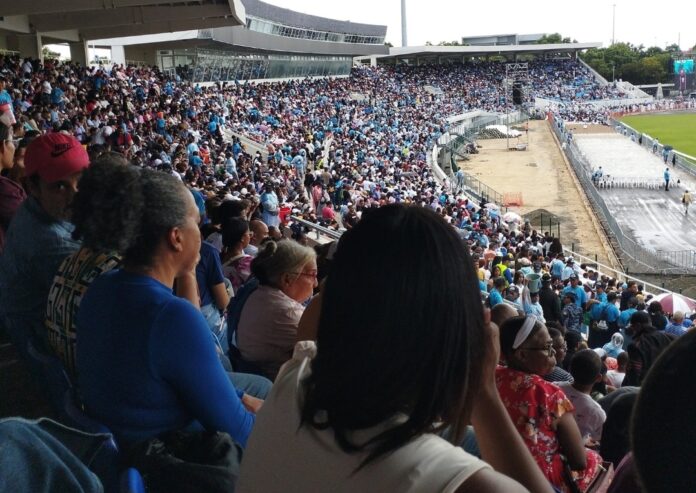 Miles de evangélicos se congregan en el Estadio Olímpico para la 62.ª edición de La Batalla de la Fe