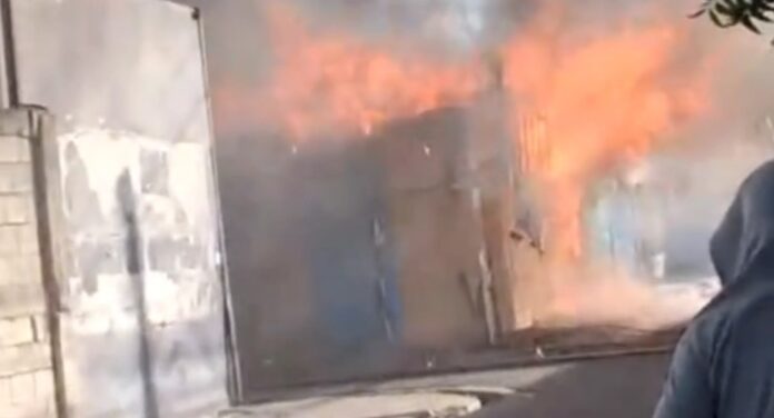 Incendio destruye varios locales comerciales en el centro de Azua