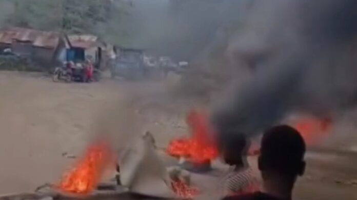 Manifestantes bloquean carretera internacional en la zona fronteriza de Tirolí