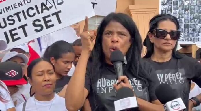 Diputada Lidia Pérez se pronuncia ante jueces del caso Jet Set durante manifestación pública