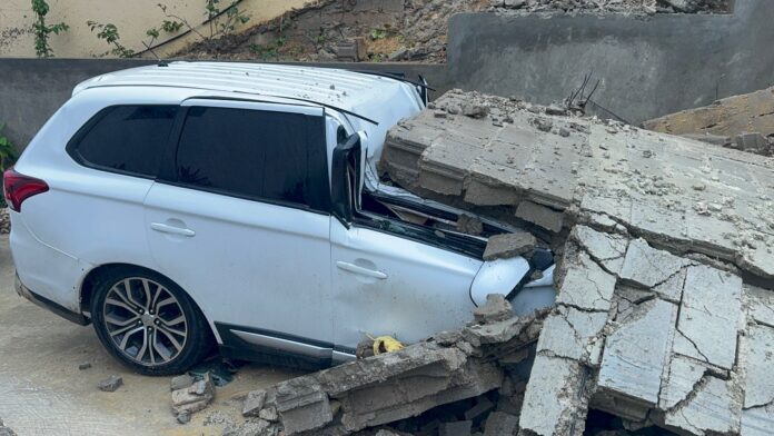Vehículo resulta dañado tras colapso de pared por lluvias en Luperón