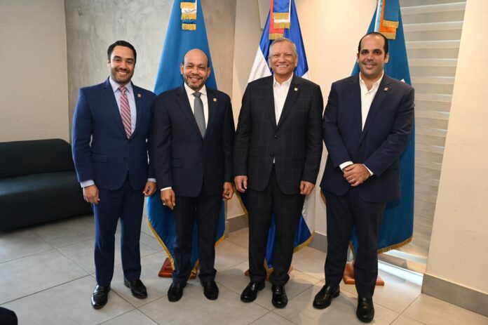 Luis Valdez Veras asume como vicepresidente ejecutivo de Seguros Reservas tras ser juramentado por Leonardo Aguilera