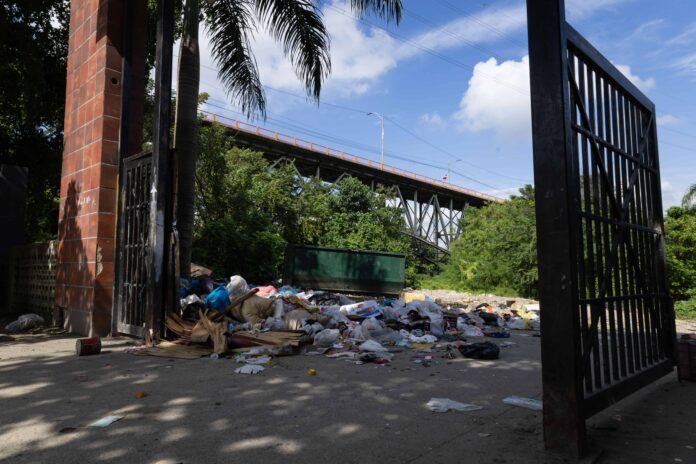 Vertederos ilegales afectan viviendas y una escuela en el sector de Los Mina