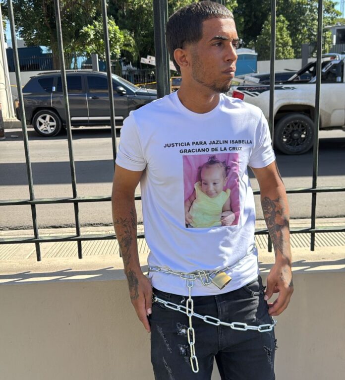 ¡Ya está cansado! Juan Graciano se encadena en el Palacio de Justicia de Santiago por silencio de autoridades en caso de muerte de su hija