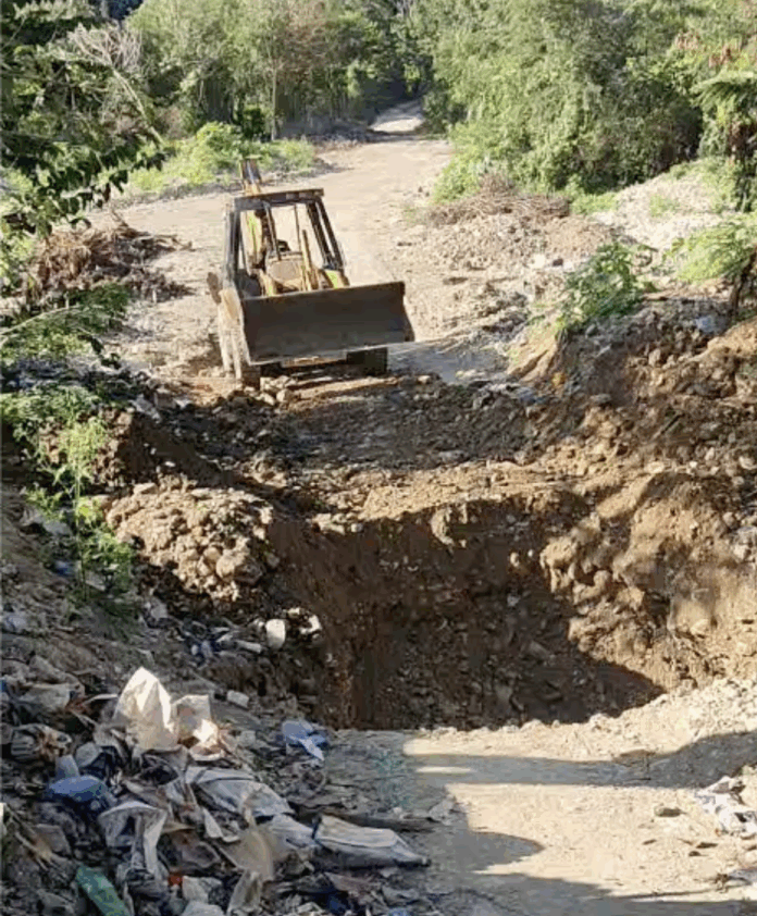 Bloquean camino sobre cauce del río Yubazo en Cambita
