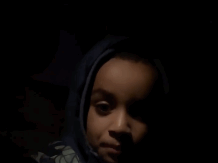 Indignación por niño abandonado a su suerte frente a escuela cerrada de madrugada