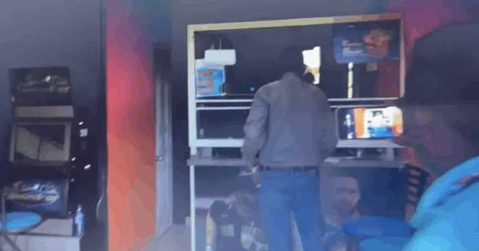 Periodista certifica operación de banca «La Soñadora» con tragamonedas cerca de escuela en El Macao