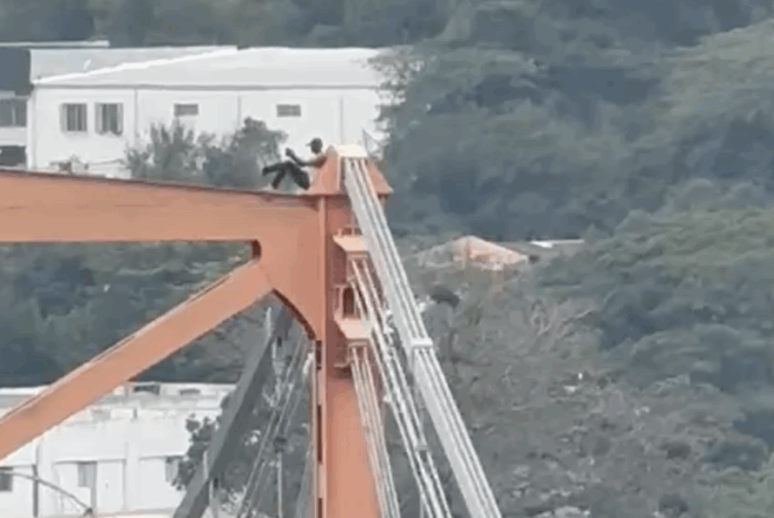 Hombre causa revuelo al subir a la cima del puente Hermanos Patiño en Santiago