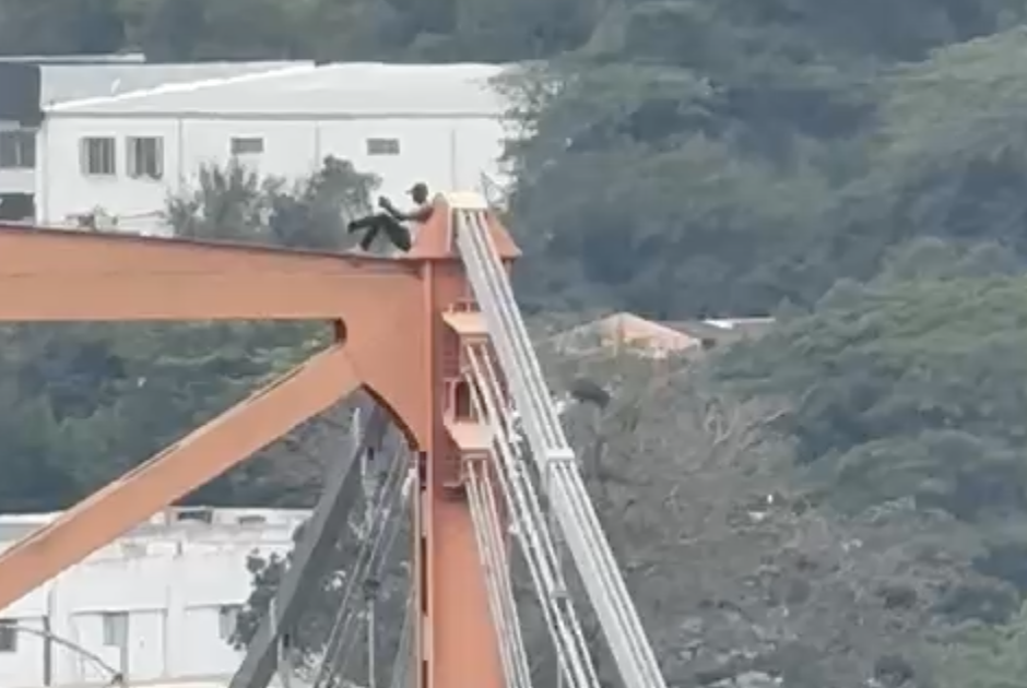Hombre causa revuelo al subir a la cima del puente Hermanos Patiño en Santiago
