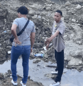 Por falta de puente cruzan sobre aguas negras en Los Alcarrizos