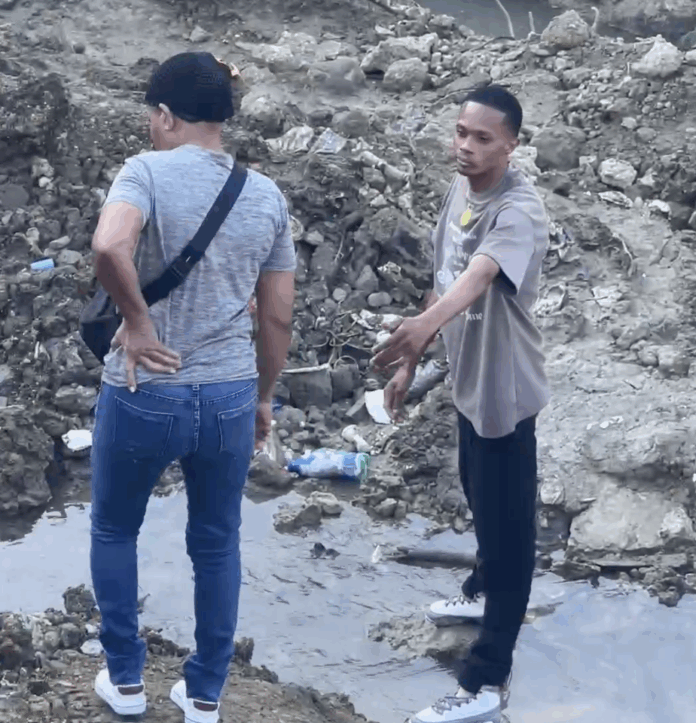 Por falta de puente cruzan sobre aguas negras en Los Alcarrizos