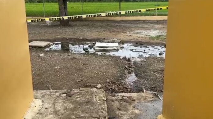 Denuncian presencia de heces fecales en centro educativo Luis de Yanguela en SFM