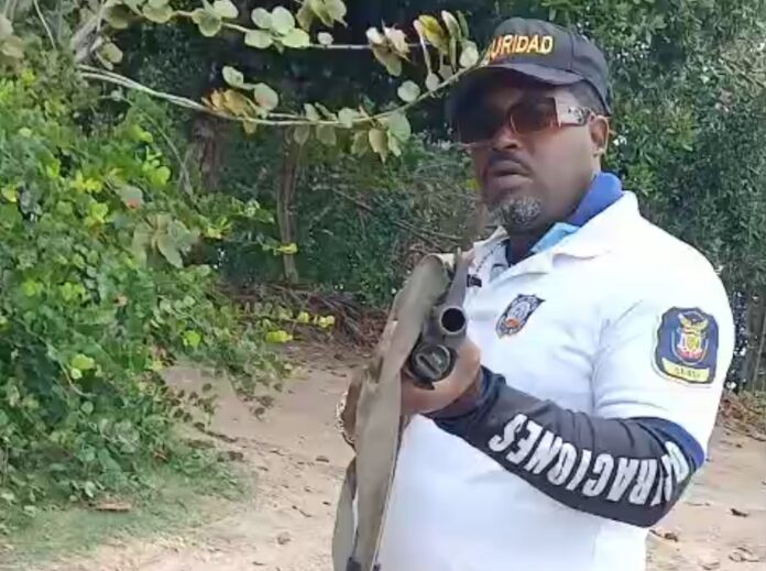 «¿Tú quieres que te vuele la cabeza?», la amenaza de un seguridad a dueño de terreno en Samaná