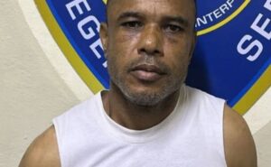 Hombre acusado de agredir a su padre en Villa Hermosa se entrega a la Policía