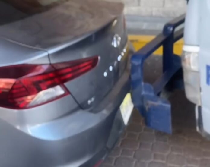 Conductor denuncia que camión de valores lo chocó y que uno de sus ocupantes le apuntó con un arma