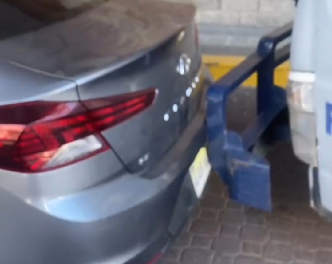 Conductor denuncia que camión de valores lo chocó y que uno de sus ocupantes le apuntó con un arma