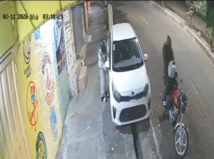 Hombre vestido de motoconchista roba retrovisores en Arrroyo Hondo