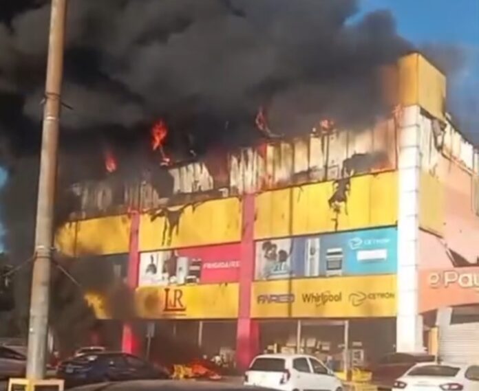Incendio en sucursal de L&R Comercial en Villa Mella genera alarma