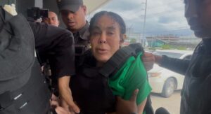 Ada Ledesma Ubiera sufre caída al llegar a audiencia por revisión de prisión preventiva en caso SeNaSa