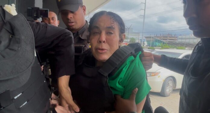 Ada Ledesma Ubiera sufre caída al llegar a audiencia por revisión de prisión preventiva en caso SeNaSa