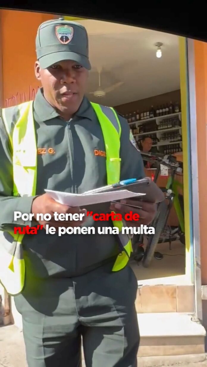 Agente de la Digesett sanciona a conductor por presunta falta de carta de ruta