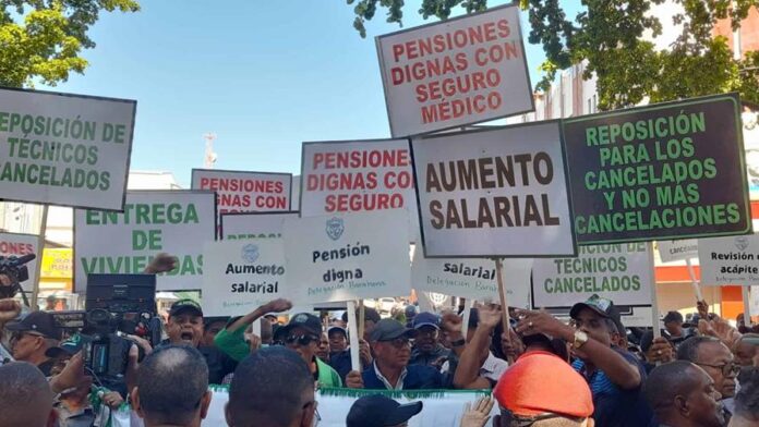 Agrónomos marchan al Palacio Nacional en reclamo de aumento salarial y pensiones dignas