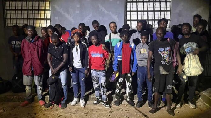 Ejército detiene camioneta con 26 haitianos indocumentados en Constanza