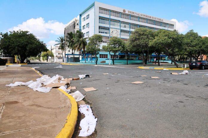 Centro de los Héroes amanece arropado por la basura tras acto encabezado por Abinader