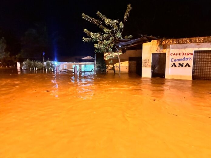 Desborde del río en El Factor provoca la inundación de más de 100 casas
