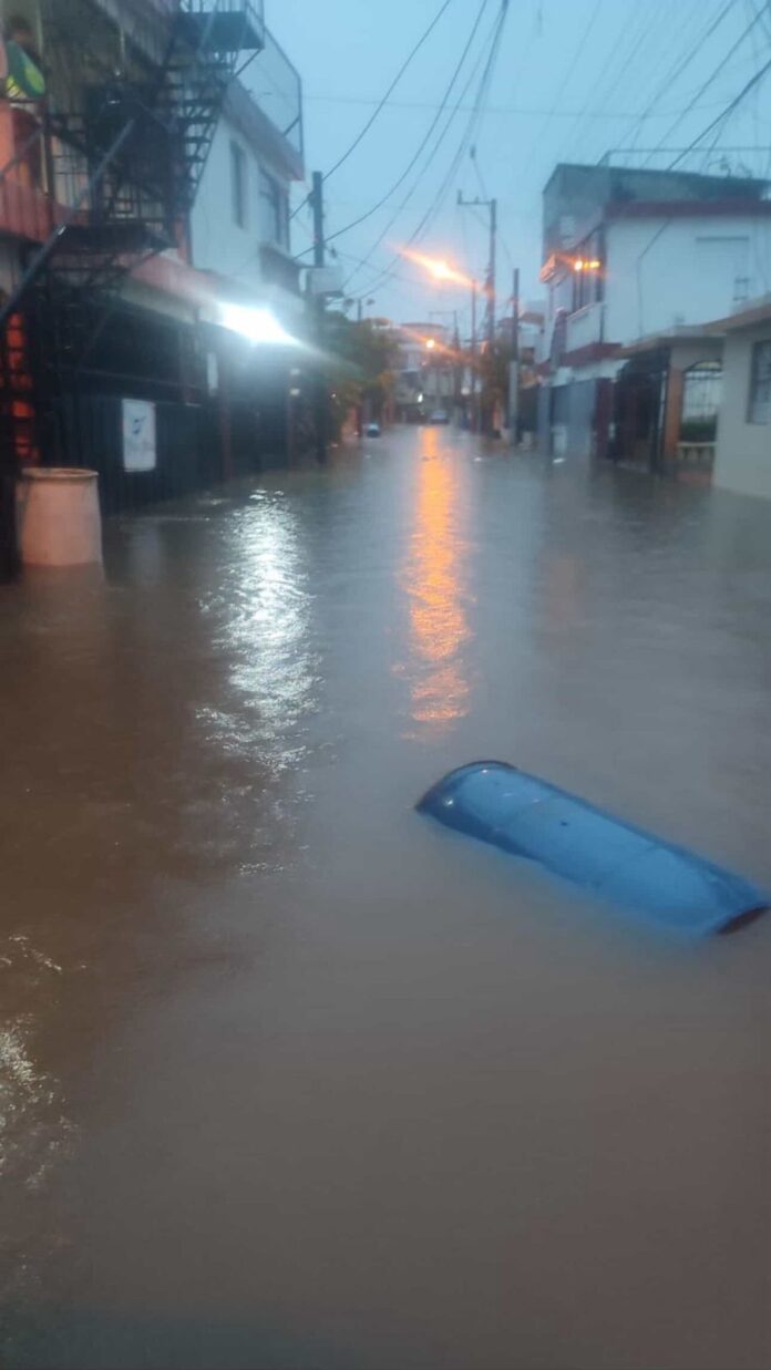 Residentes de la calle Las Flores en Santiago denuncian inundaciones por mal estado del drenaje