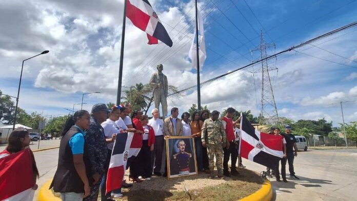 Honran a Juan Pablo Duarte con escultura en la entrada de la nueva barquita
