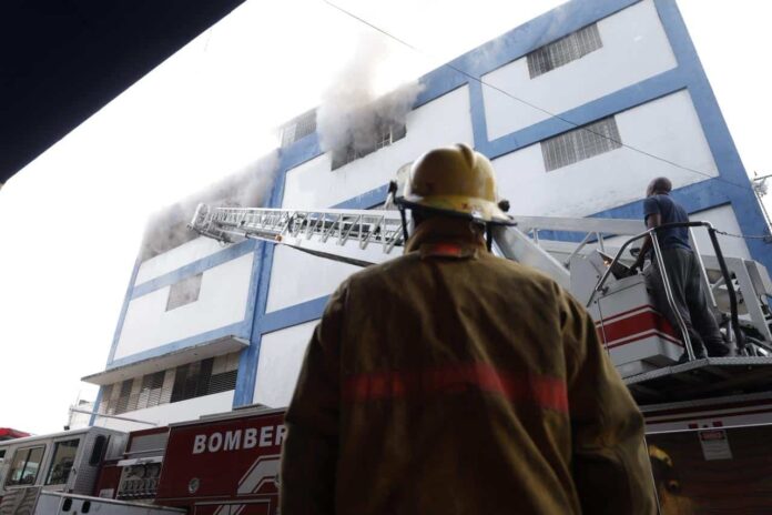 Garrido confirma que no hay heridos tras voraz incendio en almacén de la Av. Duarte