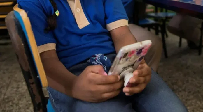 Educación restringe el uso de dispositivos electrónicos durante la jornada escolar