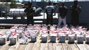 OFENSIVA TOTAL CONTRA EL NARCOTRÁFICO: INCAUTAN 261 PAQUETES DE PRESUNTA COCAÍNA Y ARRESTAN DOS HOMBRES EN BANÍ