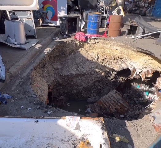 Residentes de Herrera denuncian peligro por socavón en la calle Juan Sánchez Ramírez