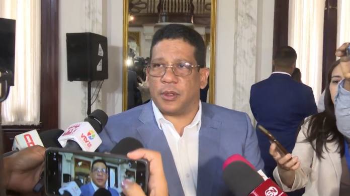 Carlos Pimentel defiende legalidad de licitación cancelada del INABIE por RD$151 millones para gomitas multivitamínicas