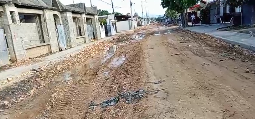 Residentes de Pimentel denuncian deterioro de sus vías tras años de espera por reparaciones